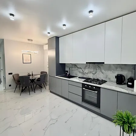 Lägenhet Luxury Stryiska, 108